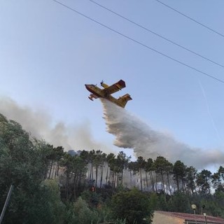 Cisano, migliora la situazione dell’incendio boschivo, continuano le operazioni di bonifica con 2 elicotteri regionali e un canadair (FOTO e VIDEO) Cisano, migliora la situazione dell’incendio boschivo, continuano le operazioni di bonifica con 2 elicotteri regionali e un canadair (FOTO e VIDEO)