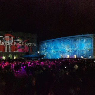 20mila in piazza De Ferrari a Genova per l’accensione dell’albero di Natale e le proiezioni 20mila in piazza De Ferrari a Genova per l’accensione dell’albero di Natale e le proiezioni