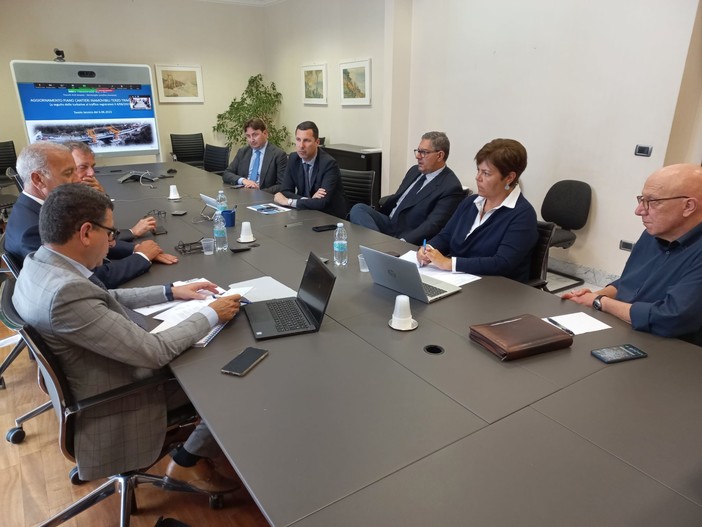 Code interminabili sulla A10, oggi l'incontro con Toti: "Nel week end via i cantieri in direzione Genova" Code interminabili sulla A10, oggi l'incontro con Toti: "Nel week end via i cantieri in direzione Genova"