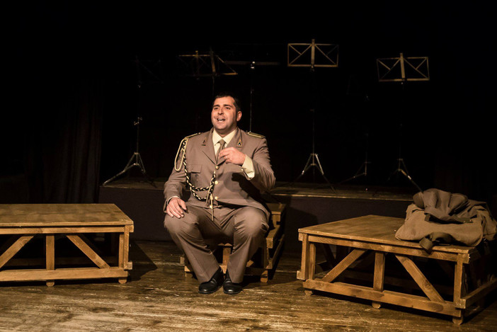 Pietra, l'attore Federico Perrotta alla serie tv 'Canonico' sul palco del teatro "Moretti" con lo spettacolo "La Banda"