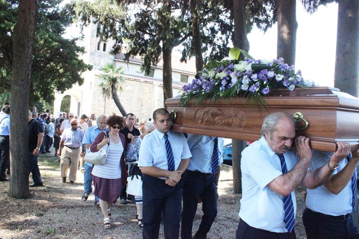 Villanova d'Albenga, una folla commossa per l'ultimo saluto a Marisa Siffredi