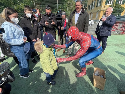 Ucraina, Toti e Spiderman savonese visitano in bambini alla residenza Santa Dorotea