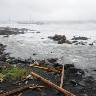 Laigueglia, tragedia sfiorata per il maltempo: un padre con i tre figli salvati dai bagnini