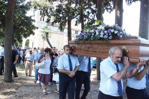 Villanova d'Albenga, una folla commossa per l'ultimo saluto a Marisa Siffredi