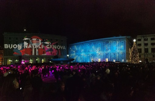 20mila in piazza De Ferrari a Genova per l’accensione dell’albero di Natale e le proiezioni