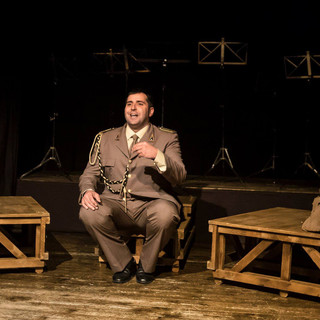 Pietra, l'attore Federico Perrotta alla serie tv 'Canonico' sul palco del teatro "Moretti" con lo spettacolo "La Banda" Pietra, l'attore Federico Perrotta alla serie tv 'Canonico' sul palco del teatro "Moretti" con lo spettacolo "La Banda"