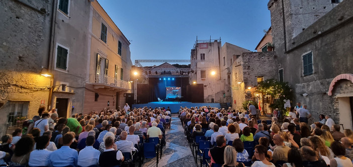 Festival teatrale di Borgio Verezzi, che attesa! In coda all'alba per i biglietti Festival teatrale di Borgio Verezzi, che attesa! In coda all'alba per i biglietti