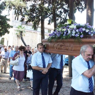 Villanova d'Albenga, una folla commossa per l'ultimo saluto a Marisa Siffredi