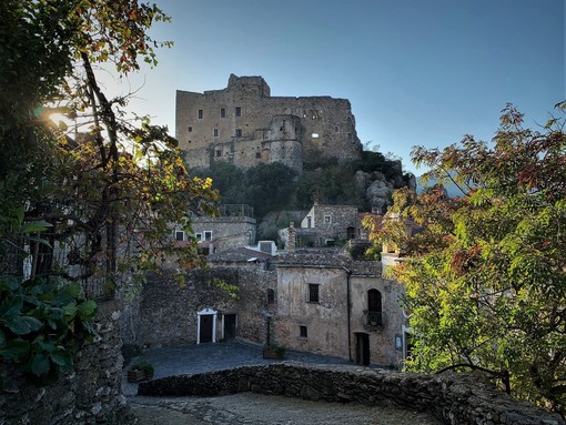 Val Neva, su il sipario. A Castelvecchio di Rocca Barbena, Zuccarello ed Erli torna il "FestivalContrario"