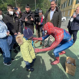 Ucraina, Toti e Spiderman savonese visitano in bambini alla residenza Santa Dorotea