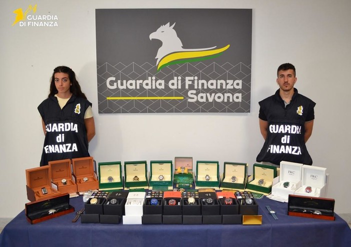 Blitz della Guardia di Finanza: sequestrati decine di orologi di lusso falsi