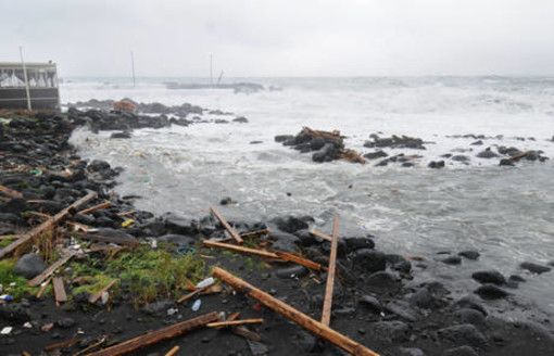 Laigueglia, tragedia sfiorata per il maltempo: un padre con i tre figli salvati dai bagnini