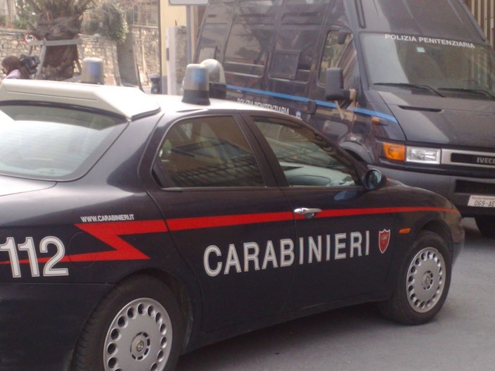Alassio, tenta di rubare al Billa e minaccia i dipendenti con una bottiglia rotta: arrestato