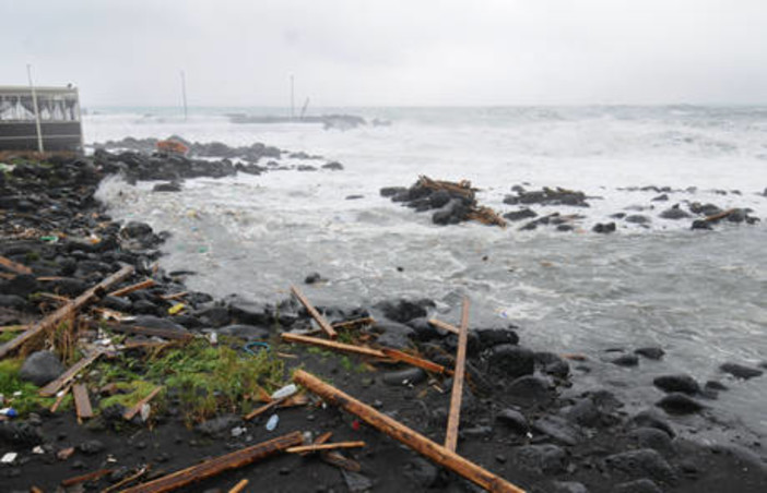 Laigueglia, tragedia sfiorata per il maltempo: un padre con i tre figli salvati dai bagnini