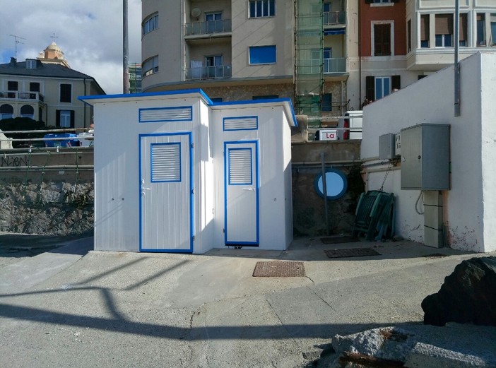 Savona, ripristinati i servizi igienici, le docce e gli spogliatoi della spiaggia dello scaletto alle Fornaci