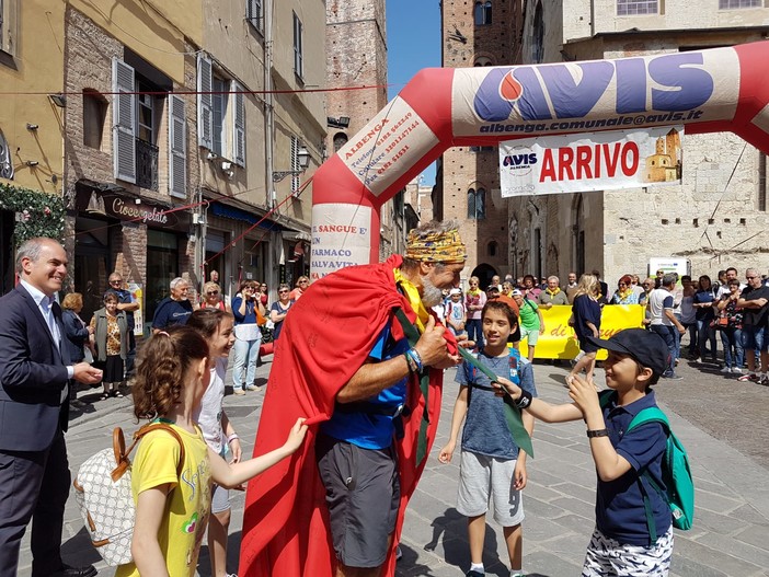 Albenga accoglie dopo 1200 km il camminatore "pellegrino" Sergio Giusto (FOTO e VIDEO)