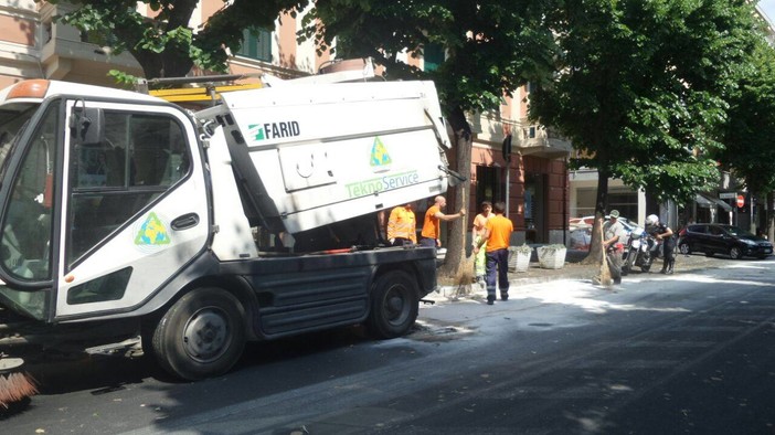Attenzione in viale Pontelungo ad Albenga, carburante a terra