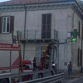 Roccavignale, camion trancia i cavi del telefono: metà paese isolato