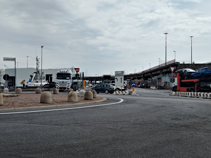 Incidente sul lavoro a Savona, ferito un portuale: trasportato in codice giallo