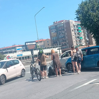 Scontro tra auto e scooter a Savona: un ferito in ospedale