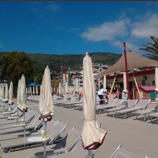 Andora, il comune mette a disposizione degli alberghi senza lido 15 postazioni nella spiaggia libera attrezzata e 20 sul solarium