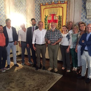 Nella foto, insieme al Sindaco Cangiano e al Rag. Oreste Simoncini, l'Avv. Alessandro Colonna, Presidente della Fondazione, i Consiglieri Dott. Carlo Basso (Vice Presidente), Dott. Roberto Pirino e Dott.ssa Francesca Giraldi, i Revisori dei Conti Dott. Claudio Tropeano (Presidente) e Dott.ssa Elena Bergallo, i componenti del Consiglio di Indirizzo Arch. Daniela Vio e Dott. Enrico Tomat, il Direttore della Fondazione Oddi Prof. Riccardo Badino e il Dott. Stefano Benedetti, consulente fiscale dell'Ente.