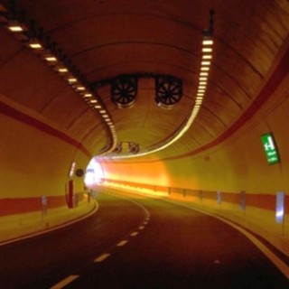 Frontale in moto contro parete della galleria, muore commercialista savonese