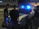 Viene fermato dalla polizia, minaccia e colpisce con gomitate un agente: arrestato 42enne