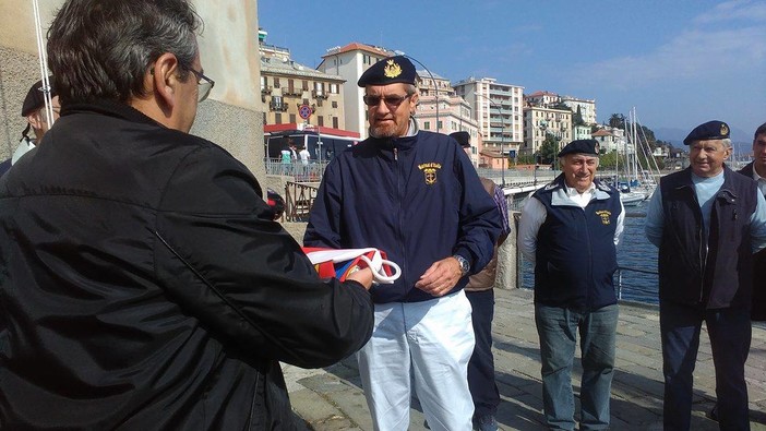 Savona, issata la nuova bandiera di Bompresso sulla Torretta: questa mattina la cerimonia