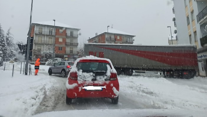 Cengio, autoarticolato perde il controllo e sfiora la facciata di un palazzo Cengio, autoarticolato perde il controllo e sfiora la facciata di un palazzo