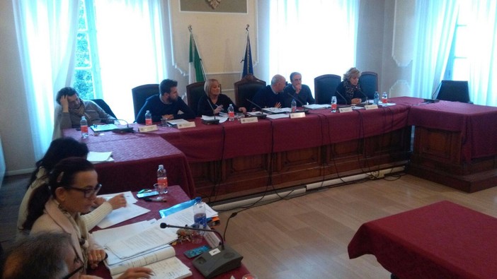 Alassio: consiglio al vetriolo, la minoranza chiede la revoca di tutte le deleghe del vicesindaco Monica Zioni