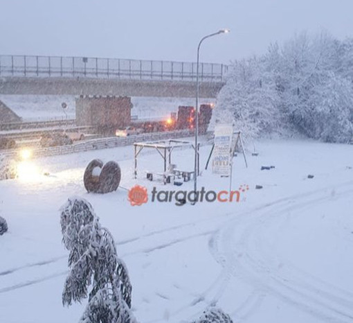 Due km di coda sull'A6 per neve, traffico in tilt tra Ceva e Millesimo verso Savona Due km di coda sull'A6 per neve, traffico in tilt tra Ceva e Millesimo verso Savona