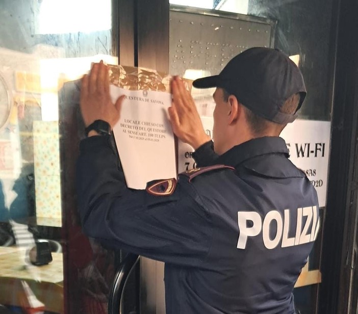 Lite davanti ad un bar di Savona, due stranieri aggrediscono i poliziotti con pugni e morsi: arrestati