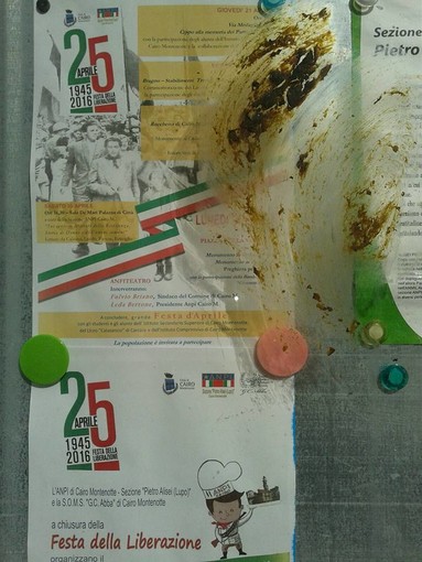 Cairo Montenotte, imbrattata di feci la bacheca dell'A.N.P.I