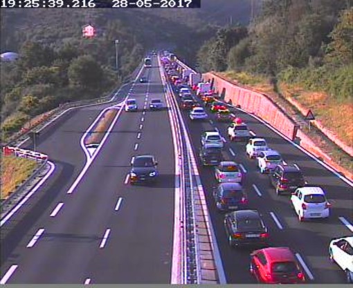 Rientro con traffico dopo il weekend: code sulla A10