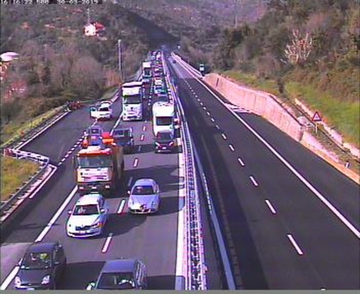 Coda in Autostrada tra Savona e Spotorno direzione Ventimiglia Coda in Autostrada tra Savona e Spotorno direzione Ventimiglia