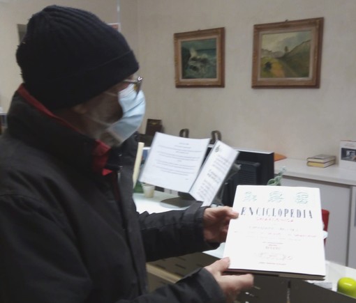 Cairo, il professor Jiriti ha donato una copia dell'Enciclopedia Chiarlonica alla Biblioteca Civica