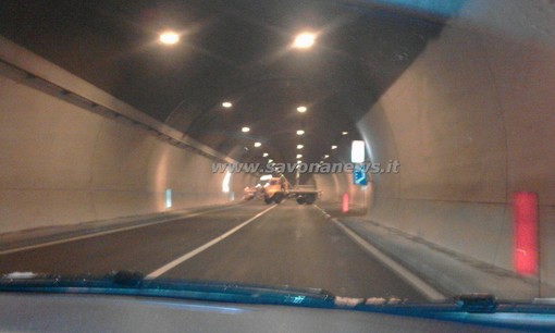 Spazzaneve azzarda inversione ad "U" in galleria ad Altare