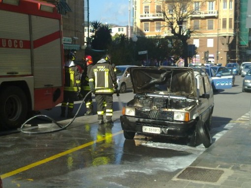 Auto va in fiamme in via XX Settembre a Savona (foto) Auto va in fiamme in via XX Settembre a Savona (foto)