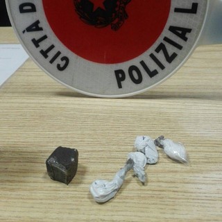 Alla vista della Polizia Locale si getta nel fiume e scappa, sequestrate diverse dosi di droga ad Albenga