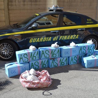 Camion spagnolo con 404 chili di hashish: maxi sequestro della Guardia di Finanza nel porto di Savona