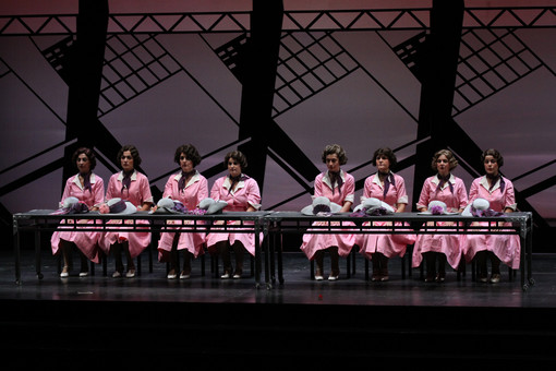 Tanto di cappello, l’opera esce dal teatro