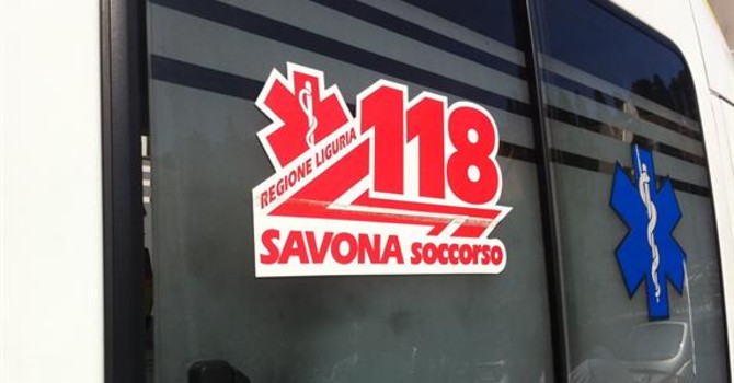 Donna investita da un'auto a Urbe: soccorsi mobilitati