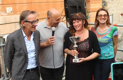 Silvia Doglioli vincitrice del contest con il sindaco di Albenga Riccardo Tomatis, Claudio Porchia e Siliva Parodi Silvia Doglioli vincitrice del contest con il sindaco di Albenga Riccardo Tomatis, Claudio Porchia e Siliva Parodi