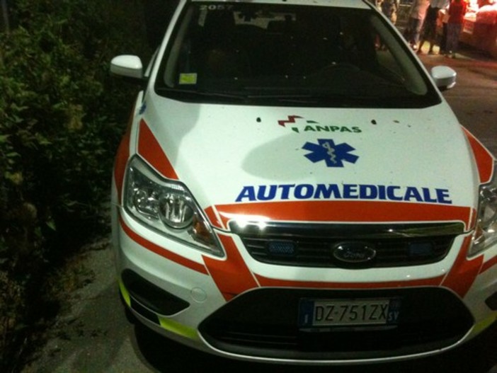 Onzo, perde il controllo dell'auto e si cappotta