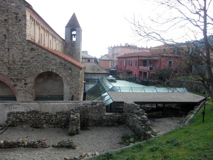 16 – L’area archeologica adiacente alla chiesa (foto Roberto Grossi) 16 – L’area archeologica adiacente alla chiesa (foto Roberto Grossi)