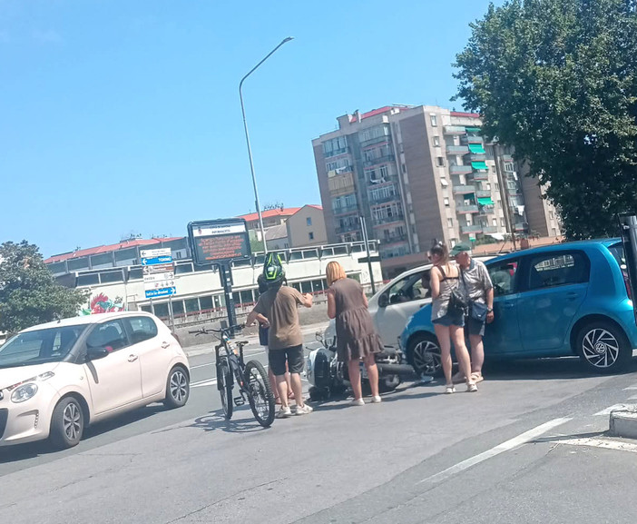 Scontro tra auto e scooter a Savona: un ferito in ospedale Scontro tra auto e scooter a Savona: un ferito in ospedale