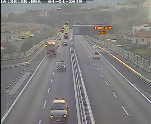 Incidente sull'Autostrada A10 tra Finale e Spotorno: scontro tra due auto, rallentamenti e code sul tratto