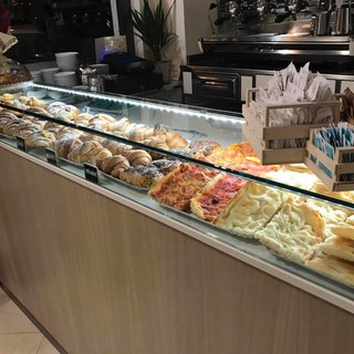 Il Bar Da Sancio ad Albenga: "Tutte le sere alla chiusura vorremmo donare pizza e focaccia a chi ha realmente bisogno"