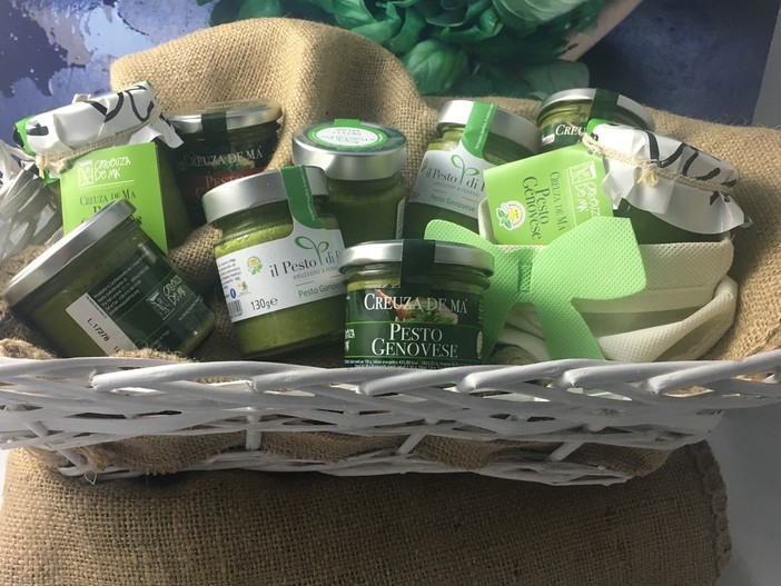 Il presidente della Regione Toti invia un cesto di pesto al "The Guardian"